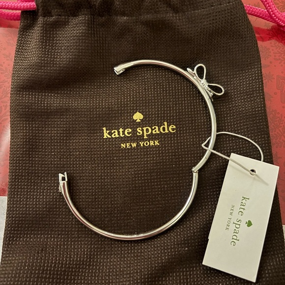 ♠️ Kate Spade Mini Bow Silver Hinged Bangle ♠️ Comes with dust bag - Picture 2 of 3